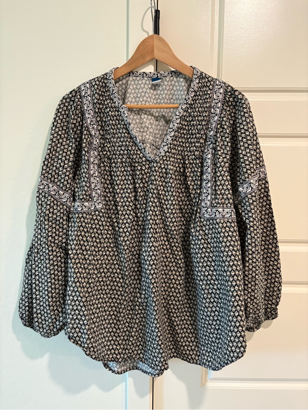 Old Navy Boho Peasant Blouse Black and White Printed V-Neck Tunic Flowy